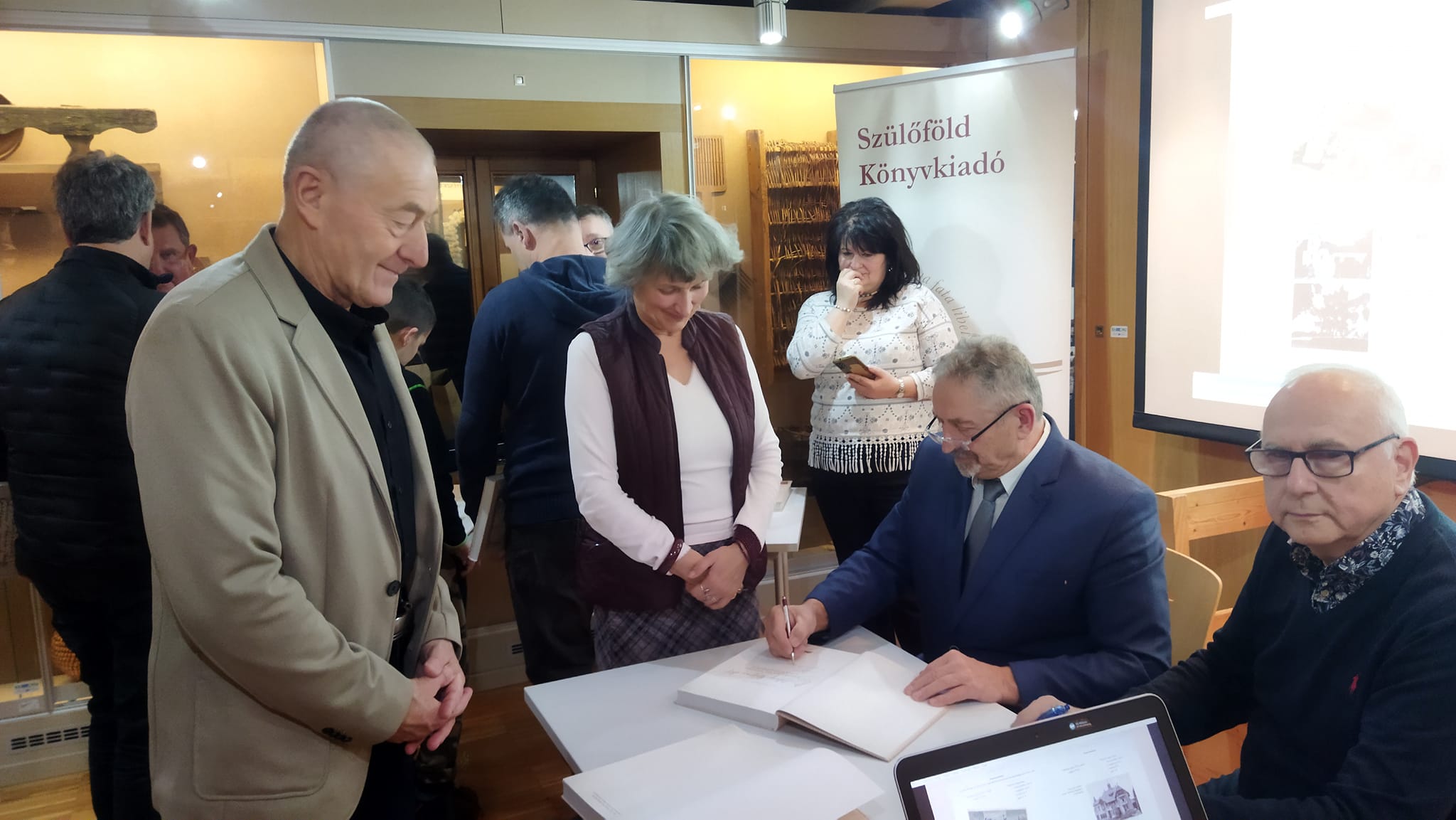 Razglednice v knjigi